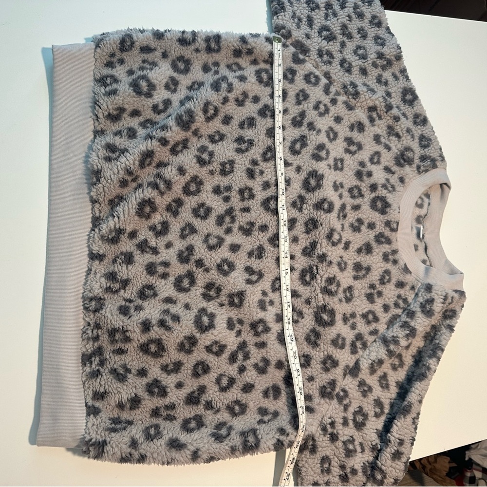 old navy furry leopard print sweatshirt - Picture 5 of 6